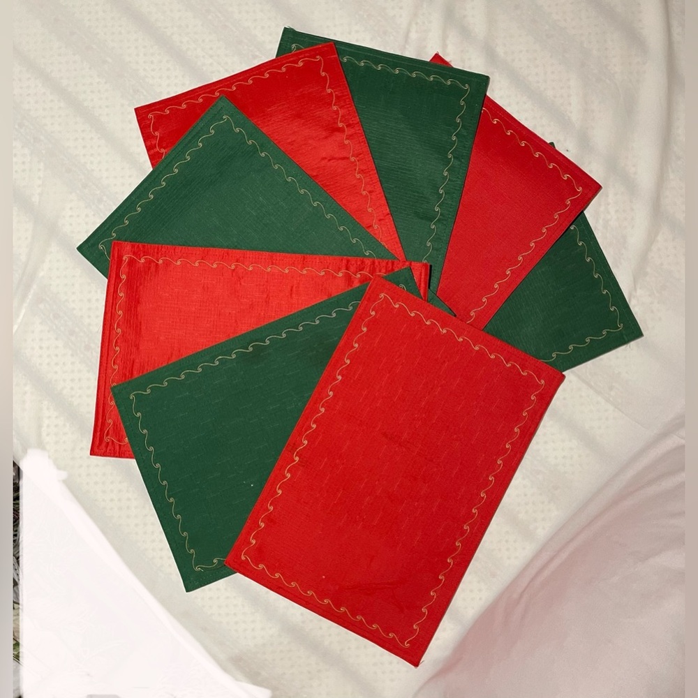 *EUC* 4 Red & 4 Green Reversible Placemats - Solid in Color - Delicate Edge Trim